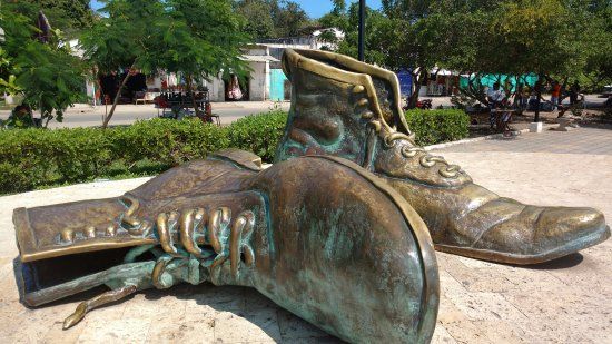 Zapatos Viejos-monument