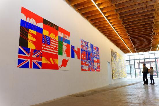 A Cent Metres du Centre du Monde