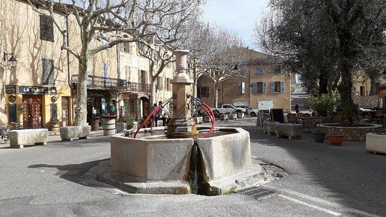 Fontaine Place des Ormeaux