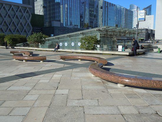 Les Bancs et la Pyramide noire