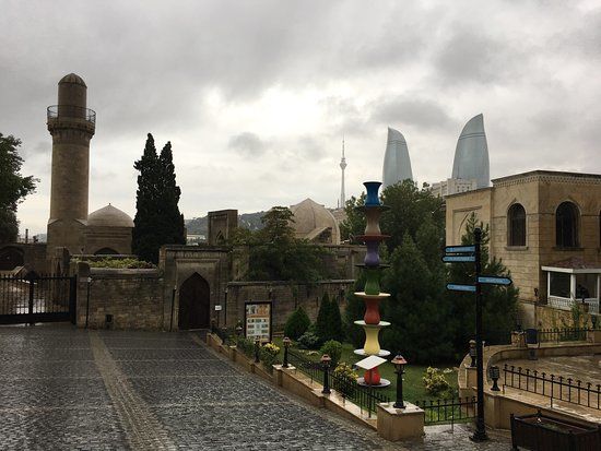 Ommuurde Stad van Bakoe met Shirvanshahpaleis en Maagdentoren