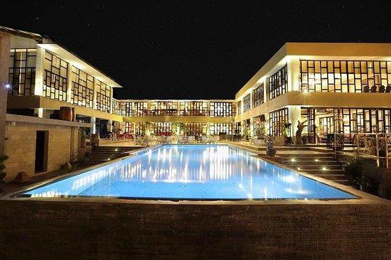 Beer & Barrel Kitchen n' Lounge