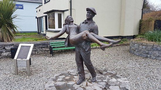 Statue of John Wayne and Maureen O'Hara