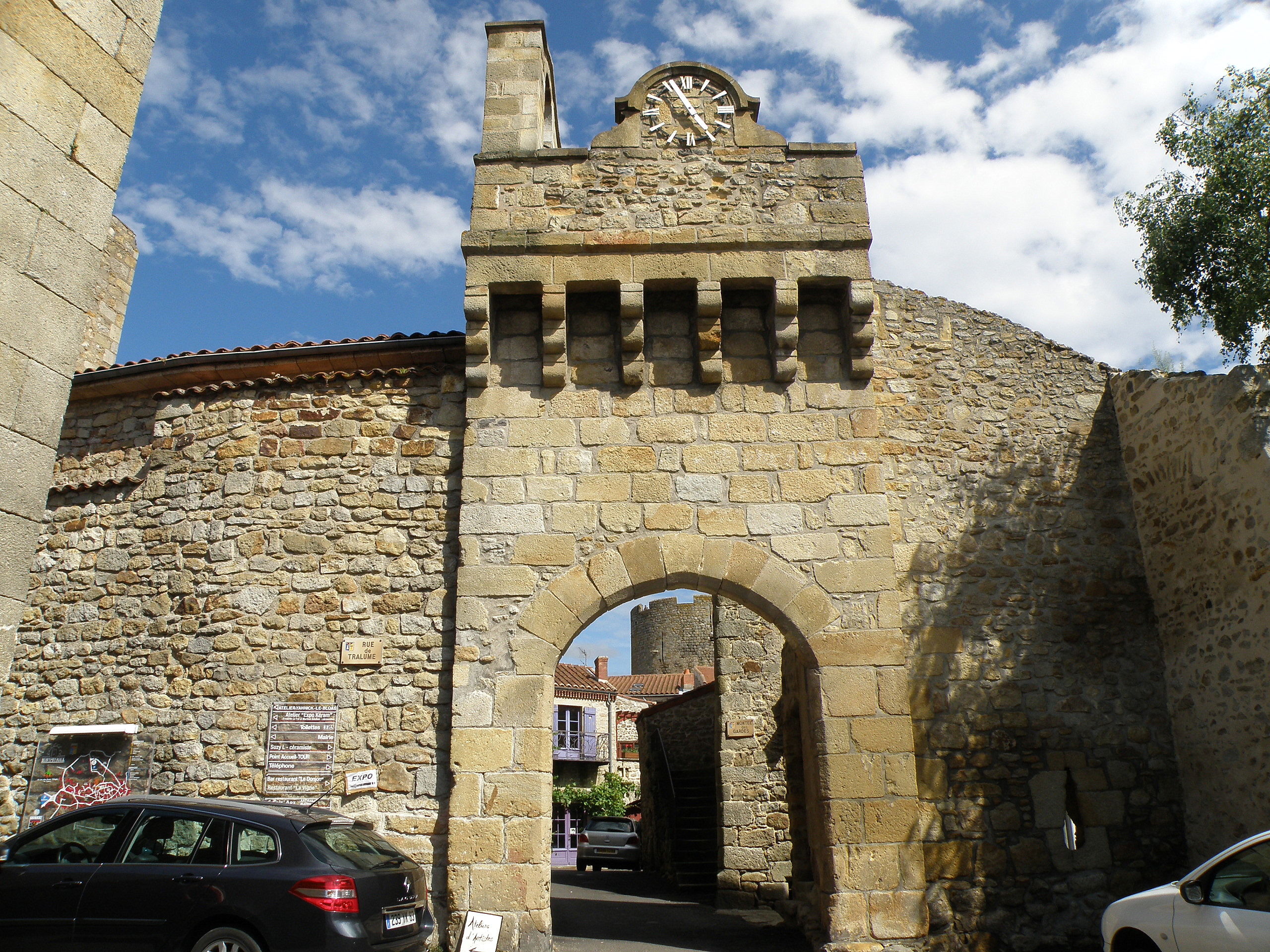 Porte fortifiee de Montpeyroux