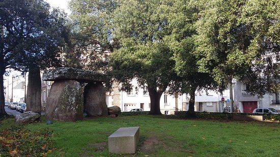 Les Trois Pierres dolmen