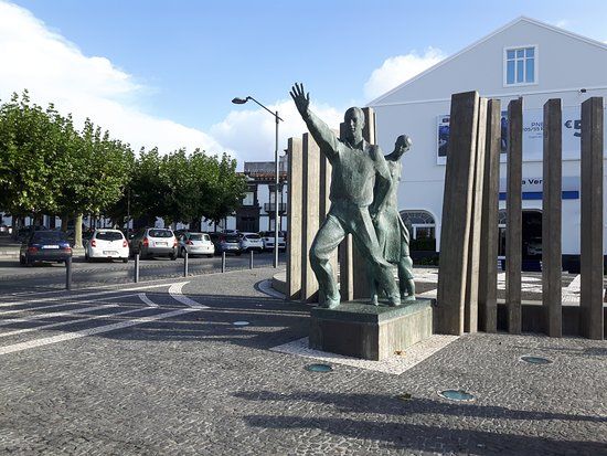 Monumento ao Emigrante