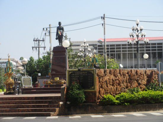 Phraya Chaisunthon Monument